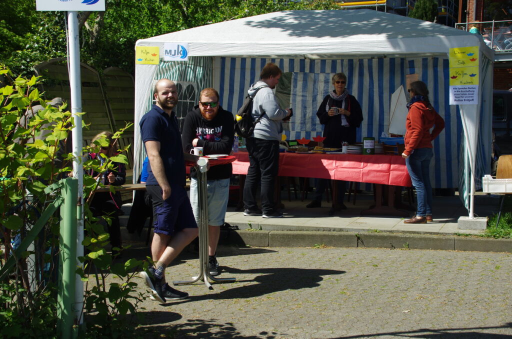 Warten auf die Gäste: Der Pavillon mit einer großen Kuchen-Auswahl.