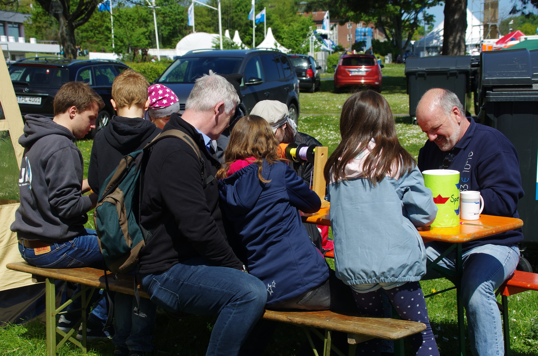 Steter Andrang bei unserem Stand, an dem Dirk und andere unseren Besuchern die Geheimnisse des geknoteten Schlüsselanhängers näherbringen....